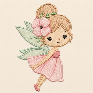 Puede incluir: Un parche bordado que muestra un hada de dibujos animados con cabello castaño claro recogido en un moño y un vestido rosa. El hada tiene alas de color verde claro, una flor rosa grande en el cabello y una expresión facial simple con ojos negros.