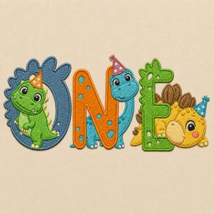 Pode incluir: Uma aplicação bordada que forma a palavra ONE. A letra O é azul com um dinossauro verde usando um chapéu de festa laranja. A letra N é laranja com um dinossauro azul usando um chapéu de festa rosa. A letra E é verde com um dinossauro amarelo.