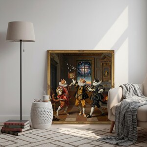 Könnte beinhalten: Ein gerahmtes Kunstwerk zeigt drei Katzen in Renaissance-Kleidung, die in einem Raum tanzen. Die Katzen sind orange, orange und weiß sowie schwarz und weiß. Ein Radio gibt Musiknoten aus. Der Hintergrund zeigt ein Fenster mit Blick auf eine Galaxie.