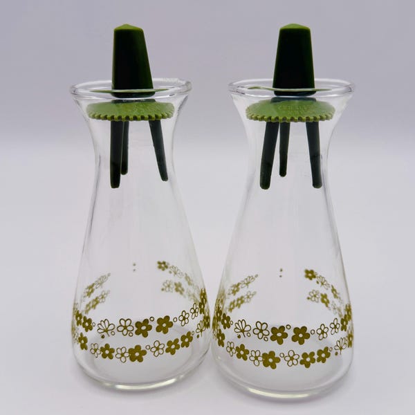 Salières et poivrières vintage en Pyrex. Corelle en verre transparent « Crazy Daisy » vert fleur printanière