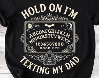 Camiseta "Espera, le estoy enviando un mensaje a mi papá", idea de regalo divertida para papá, camiseta con estampado de humor familiar con la que te identificarás (descarga PNG y SVG)