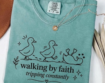 PNG de ganso cristiano divertido, diseño de sublimación "Caminando por fe", cita "Tropezando constantemente", arte lineal minimalista de pato, descarga de humor sobre la fe