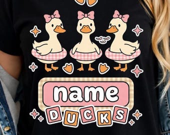 Trío de patos con flotador PNG, diseño personalizado para niña con nombre, camiseta de verano para niños, descarga digital de animales adorables