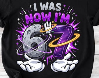 Tenía 6 años, ahora tengo 7. PNG de 7º cumpleaños: Niños de 6 y 7 años en formato PNG. Celebración de cumpleaños, atuendo para fiesta de cumpleaños pixelada (descarga digital).