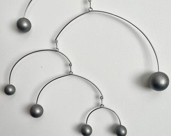 Móvil cinético de plata hecho a mano, escultura colgante de estilo moderno de mediados de siglo.