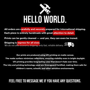 Może przedstawiać: Czarna grafika informacyjna z białym napisem HELLO WORLD. na g&oacute;rze oraz ikoną piły i młotka. Tekst opisuje matowe wydruki na pł&oacute;tnie wykonane w technologii druku UV przy użyciu atrament&oacute;w z certyfikatem Greenguard, zaznaczając, że powierzchnia minimalizuje odbicia światła.