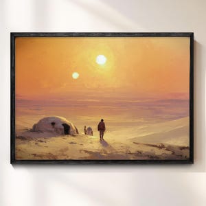 Può includere: Stampa artistica incorniciata raffigurante un paesaggio desertico sotto un doppio tramonto. Una figura solitaria cammina verso una struttura, con un cielo caldo arancione e giallo. L'opera è incorniciata in una cornice di legno nera.