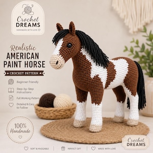 Könnte beinhalten: Ein braun-weißes gehäkeltes Pferdespielzeug mit schwarzer Mähne und Schweif. Das Bild enthält den Text: Crochet Dreams, Realistic American Paint Horse, Crochet Pattern, Beginner Friendly, Step-by-Step Instructions, Full Working Pattern, 100% Handmade.