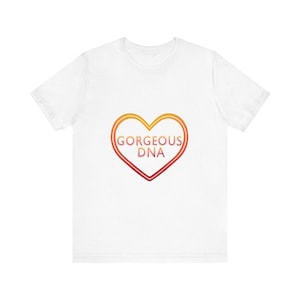 T-shirt med minimalistiskt textmönster | Vit t-shirt med tryck på baksidan