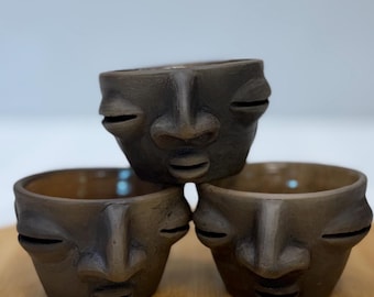 Taza de espresso con rostro de Oaxaca firmada por Anna Martinez, taza de café de arcilla Barro, esmalte craquelado.