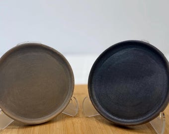 Prato pequeno rústico de barro artesanal de Oaxaca, preto ou bege.