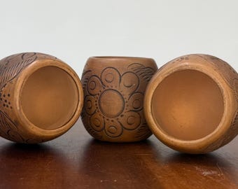 Vaso de mezcalero Oaxaca tallado a mano con motivos florales / Vaso de chupito de arcilla marrón hecho a mano / Vaso de barro artesanal. Se vende por unidad.