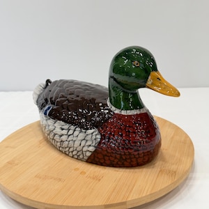Signerad 1986 Raku-stil keramikskulptur av gräsand, handmålad ankfigur, stugdekor, vintage studio keramikstil