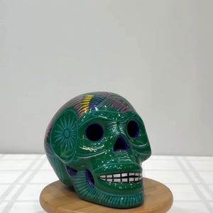 Handmålad grön keramisk skalleskulptur – Livfull Calavera Folk Art Decor