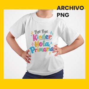 Op de afbeelding: Wit T-shirt met de tekst "Bye Bye Kinder Hola Primaria" in kleurrijke letters. Het shirt heeft een ronde hals en korte mouwen. De tekst is omgeven door sterren.