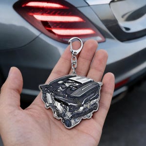 HANDGEMACHTER Mercedes Motor Schlüsselanhänger, Handgezeichnete Miniatur, Automobiles Sammlerstück, Geschenk für Merc Fans & Autobegeisterte