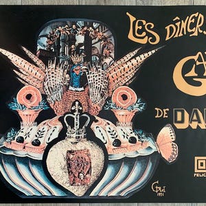 Może przedstawiać: Plakat z czarnym tłem zawiera pomarańczowy tekst "LES DINERS DE GALA DE DALI". Grafika obejmuje centralny, ozdobny kształt butelki z koroną, otoczony pawiem, piórami, motylami i elementami dekoracyjnymi.