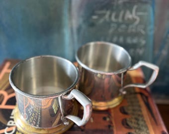 Vintage set van twee theeglashouders, tin op een messing voet. Gemaakt in de VS.