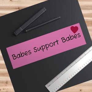 Pegatina para parachoques "Babes Support Babes" / Calcomanía feminista de corazón rosa imagen 3