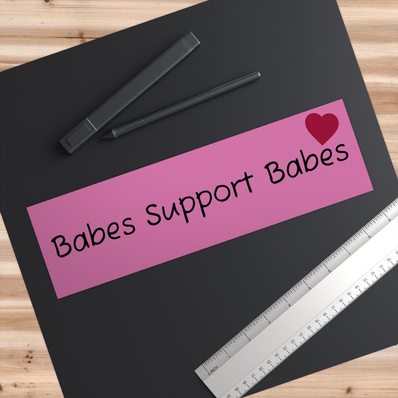 Pegatina para parachoques "Babes Support Babes" / Calcomanía feminista de corazón rosa imagen 3