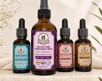 Puede incluir: Cuatro frascos de vidrio ámbar con tapas negras de Root & Sol Apothecary. El frasco central es un spray de magnesio Sacred Calm de 118 ml. Los tres frascos cuentagotas más pequeños están etiquetados como Sea Moss & Burdock, Soursop & Moringa y Dandelion & Burdock.