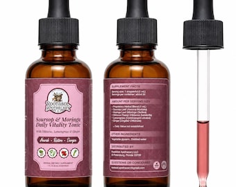 Puede incluir: Dos frascos de vidrio ámbar con tapas cuentagotas negras y un cuentagotas de vidrio separado. Las etiquetas son de color rosa oscuro con texto blanco que dice Root & Sol Apothecary Soursop & Moringa Daily Vitality Tonic, ingredientes y datos.