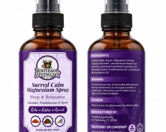 Puede incluir: Dos botellas de spray de vidrio ámbar de Root & Sol Apothecary Sacred Calm Magnesium Spray. La etiqueta frontal tiene detalles morados, el texto Sleep & Relaxation e iconos de ingredientes. La etiqueta trasera detalla ingredientes y advertencias.