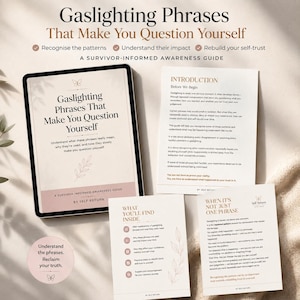 Puede incluir: Una tableta digital y páginas impresas tituladas Gaslighting Phrases That Make You Question Yourself, una guía de concienciación. Los documentos incluyen secciones sobre la introducción, el contenido y cuando no es solo una frase.
