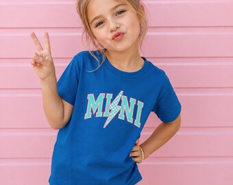 Mini Lightning Bolt-T-shirt voor kinderen | Retro roze blauwgroen typografie, passend bij mama en mini