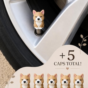 Puede incluir: Un juego de cinco tapones para válvulas de neumáticos con diseño de perro Corgi en color canela y blanco. Un tapón está instalado en la válvula de una rueda plateada, mientras que los otros cuatro se muestran con el texto +5 CAPS TOTAL! y un corazón.