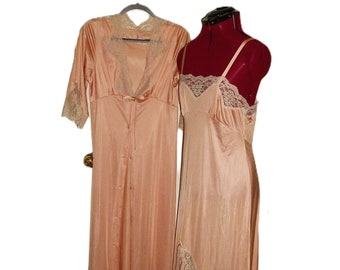 Vintage 1950s Ladies Peach Maxi Nightgown & Long Robe Peignoir Set w/ Lace Trim by Henson Kickernick Medium Only 35 USD