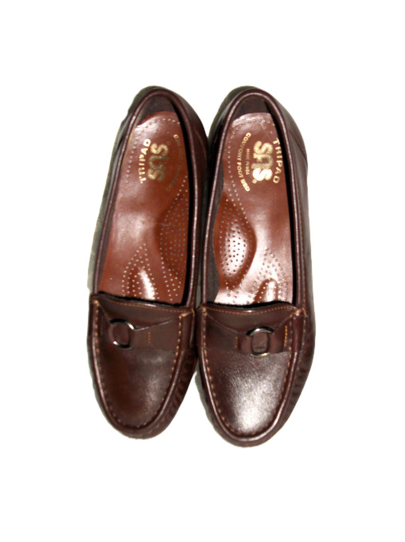 Vintage Ladies Brown Leather Loafers Slip Ons by SAS Size 5 Narrow Inside Toe/Heel equals 8 7/8 inches Leather upper, Rubber Soles Width at Ball is 3 inches Good- Vintage Condition Only 8 Dollars #shoes #womensshoes #size5shoes #leathershoes #brownshoes #Brownflats #size5narrow #size5flats #size5loafers #leatherloafers #madeinusa #madeinusashoes #brownslipons #leatherslipons #vintageshoes #vintageloafers #vintageflats #size5brownshoes #madeinusaloafers #loaferssize5 #SASshoes #SASloafers #SAS