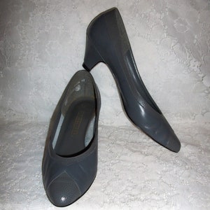 SAlE 70% Off Vintage Pumps Gray Leather 2&quot; Heels by Naturalizer Size 7 1/2 AA/AAAA Classics Only 3 US Dollars