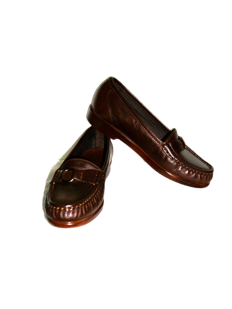 Vintage Ladies Brown Leather Loafers Slip Ons by SAS Size 5 Narrow Inside Toe/Heel equals 8 7/8 inches Leather upper, Rubber Soles Width at Ball is 3 inches Good- Vintage Condition Only 8 Dollars #shoes #womensshoes #size5shoes #leathershoes #brownshoes #Brownflats #size5narrow #size5flats #size5loafers #leatherloafers #madeinusa #madeinusashoes #brownslipons #leatherslipons #vintageshoes #vintageloafers #vintageflats #size5brownshoes #madeinusaloafers #loaferssize5 #SASshoes #SASloafers #SAS