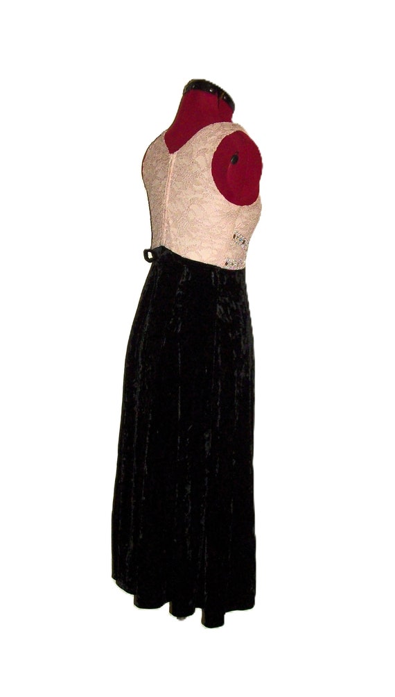 Vintage Off White Lace & Black Velvet Dress Scoop… - image 8