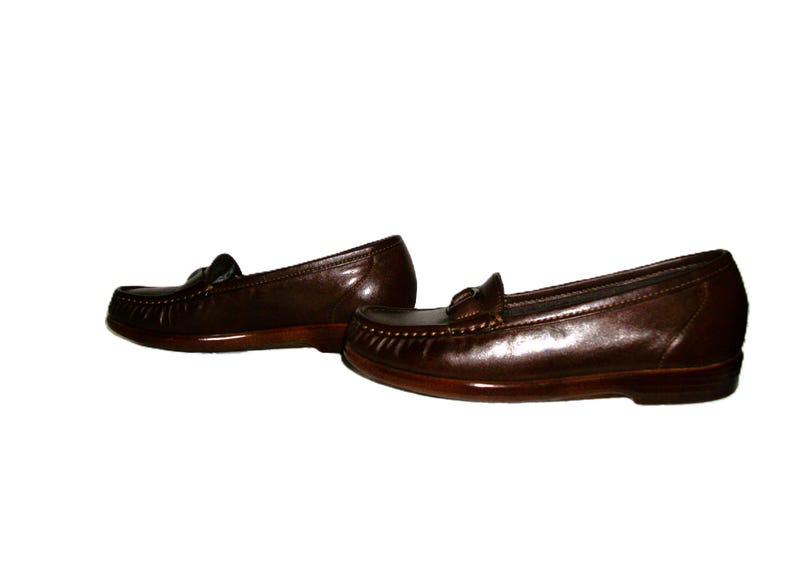 Vintage Ladies Brown Leather Loafers Slip Ons by SAS Size 5 Narrow Inside Toe/Heel equals 8 7/8 inches Leather upper, Rubber Soles Width at Ball is 3 inches Good- Vintage Condition Only 8 Dollars #shoes #womensshoes #size5shoes #leathershoes #brownshoes #Brownflats #size5narrow #size5flats #size5loafers #leatherloafers #madeinusa #madeinusashoes #brownslipons #leatherslipons #vintageshoes #vintageloafers #vintageflats #size5brownshoes #madeinusaloafers #loaferssize5 #SASshoes #SASloafers #SAS