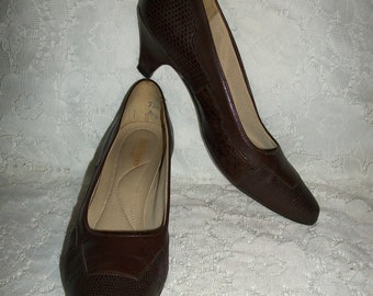 Vintage 1960s Ladies Brown Vegan Leather Pumps by Hush Puppies Size 7 1/2 Narrow Only 5 USD