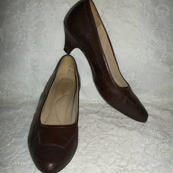 Vintage 1960s Ladies Brown Vegan Leather Pumps by Hush Puppies Size 7 1/2 Narrow Only 5 USD