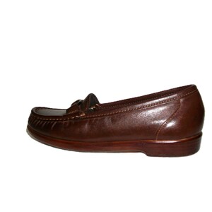 Vintage Ladies Brown Leather Loafers Slip Ons by SAS Size 5 Narrow Inside Toe/Heel equals 8 7/8 inches Leather upper, Rubber Soles Width at Ball is 3 inches Good- Vintage Condition Only 8 Dollars #shoes #womensshoes #size5shoes #leathershoes #brownshoes #Brownflats #size5narrow #size5flats #size5loafers #leatherloafers #madeinusa #madeinusashoes #brownslipons #leatherslipons #vintageshoes #vintageloafers #vintageflats #size5brownshoes #madeinusaloafers #loaferssize5 #SASshoes #SASloafers #SAS