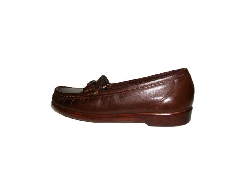 Vintage Ladies Brown Leather Loafers Slip Ons by SAS Size 5 Narrow Inside Toe/Heel equals 8 7/8 inches Leather upper, Rubber Soles Width at Ball is 3 inches Good- Vintage Condition Only 8 Dollars #shoes #womensshoes #size5shoes #leathershoes #brownshoes #Brownflats #size5narrow #size5flats #size5loafers #leatherloafers #madeinusa #madeinusashoes #brownslipons #leatherslipons #vintageshoes #vintageloafers #vintageflats #size5brownshoes #madeinusaloafers #loaferssize5 #SASshoes #SASloafers #SAS