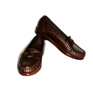 Vintage Ladies Brown Leather Loafers Slip Ons by SAS Size 5 Narrow Inside Toe/Heel equals 8 7/8 inches Leather upper, Rubber Soles Width at Ball is 3 inches Good- Vintage Condition Only 8 Dollars #shoes #womensshoes #size5shoes #leathershoes #brownshoes #Brownflats #size5narrow #size5flats #size5loafers #leatherloafers #madeinusa #madeinusashoes #brownslipons #leatherslipons #vintageshoes #vintageloafers #vintageflats #size5brownshoes #madeinusaloafers #loaferssize5 #SASshoes #SASloafers #SAS