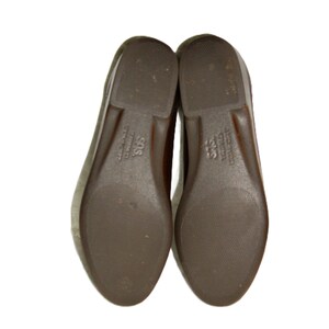 Vintage Ladies Brown Leather Loafers Slip Ons by SAS Size 5 Narrow Inside Toe/Heel equals 8 7/8 inches Leather upper, Rubber Soles Width at Ball is 3 inches Good- Vintage Condition Only 8 Dollars #shoes #womensshoes #size5shoes #leathershoes #brownshoes #Brownflats #size5narrow #size5flats #size5loafers #leatherloafers #madeinusa #madeinusashoes #brownslipons #leatherslipons #vintageshoes #vintageloafers #vintageflats #size5brownshoes #madeinusaloafers #loaferssize5 #SASshoes #SASloafers #SAS