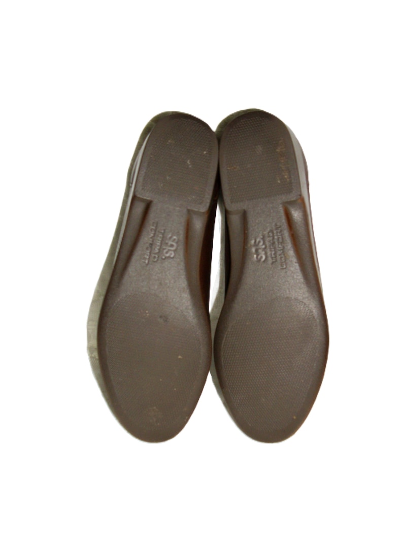 Vintage Ladies Brown Leather Loafers Slip Ons by SAS Size 5 Narrow Inside Toe/Heel equals 8 7/8 inches Leather upper, Rubber Soles Width at Ball is 3 inches Good- Vintage Condition Only 8 Dollars #shoes #womensshoes #size5shoes #leathershoes #brownshoes #Brownflats #size5narrow #size5flats #size5loafers #leatherloafers #madeinusa #madeinusashoes #brownslipons #leatherslipons #vintageshoes #vintageloafers #vintageflats #size5brownshoes #madeinusaloafers #loaferssize5 #SASshoes #SASloafers #SAS