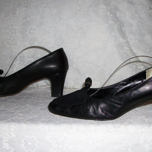 SAlE 70% OFF Vintage 1940s 1950s Black Leather & Suede Pumps Heels by Hill and Dales Size 7 Aaa/AAAAA were 10Dollars now 4.99 USD