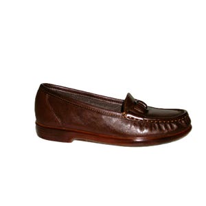 Vintage Ladies Brown Leather Loafers Slip Ons by SAS Size 5 Narrow Inside Toe/Heel equals 8 7/8 inches Leather upper, Rubber Soles Width at Ball is 3 inches Good- Vintage Condition Only 8 Dollars #shoes #womensshoes #size5shoes #leathershoes #brownshoes #Brownflats #size5narrow #size5flats #size5loafers #leatherloafers #madeinusa #madeinusashoes #brownslipons #leatherslipons #vintageshoes #vintageloafers #vintageflats #size5brownshoes #madeinusaloafers #loaferssize5 #SASshoes #SASloafers #SAS