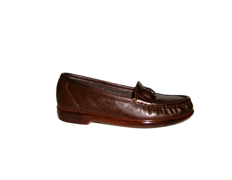 Vintage Ladies Brown Leather Loafers Slip Ons by SAS Size 5 Narrow Inside Toe/Heel equals 8 7/8 inches Leather upper, Rubber Soles Width at Ball is 3 inches Good- Vintage Condition Only 8 Dollars #shoes #womensshoes #size5shoes #leathershoes #brownshoes #Brownflats #size5narrow #size5flats #size5loafers #leatherloafers #madeinusa #madeinusashoes #brownslipons #leatherslipons #vintageshoes #vintageloafers #vintageflats #size5brownshoes #madeinusaloafers #loaferssize5 #SASshoes #SASloafers #SAS