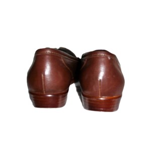 Vintage Ladies Brown Leather Loafers Slip Ons by SAS Size 5 Narrow Inside Toe/Heel equals 8 7/8 inches Leather upper, Rubber Soles Width at Ball is 3 inches Good- Vintage Condition Only 8 Dollars #shoes #womensshoes #size5shoes #leathershoes #brownshoes #Brownflats #size5narrow #size5flats #size5loafers #leatherloafers #madeinusa #madeinusashoes #brownslipons #leatherslipons #vintageshoes #vintageloafers #vintageflats #size5brownshoes #madeinusaloafers #loaferssize5 #SASshoes #SASloafers #SAS