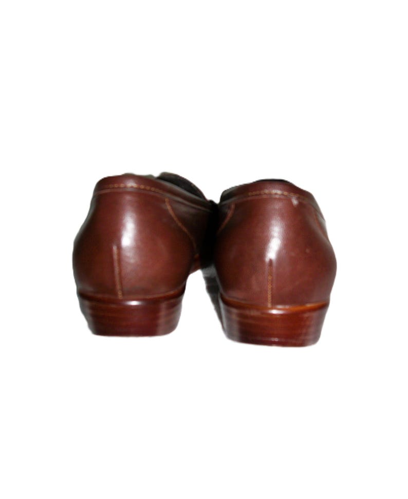 Vintage Ladies Brown Leather Loafers Slip Ons by SAS Size 5 Narrow Inside Toe/Heel equals 8 7/8 inches Leather upper, Rubber Soles Width at Ball is 3 inches Good- Vintage Condition Only 8 Dollars #shoes #womensshoes #size5shoes #leathershoes #brownshoes #Brownflats #size5narrow #size5flats #size5loafers #leatherloafers #madeinusa #madeinusashoes #brownslipons #leatherslipons #vintageshoes #vintageloafers #vintageflats #size5brownshoes #madeinusaloafers #loaferssize5 #SASshoes #SASloafers #SAS