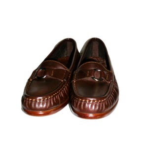 Vintage Ladies Brown Leather Loafers Slip Ons by SAS Size 5 Narrow Inside Toe/Heel equals 8 7/8 inches Leather upper, Rubber Soles Width at Ball is 3 inches Good- Vintage Condition Only 8 Dollars #shoes #womensshoes #size5shoes #leathershoes #brownshoes #Brownflats #size5narrow #size5flats #size5loafers #leatherloafers #madeinusa #madeinusashoes #brownslipons #leatherslipons #vintageshoes #vintageloafers #vintageflats #size5brownshoes #madeinusaloafers #loaferssize5 #SASshoes #SASloafers #SAS