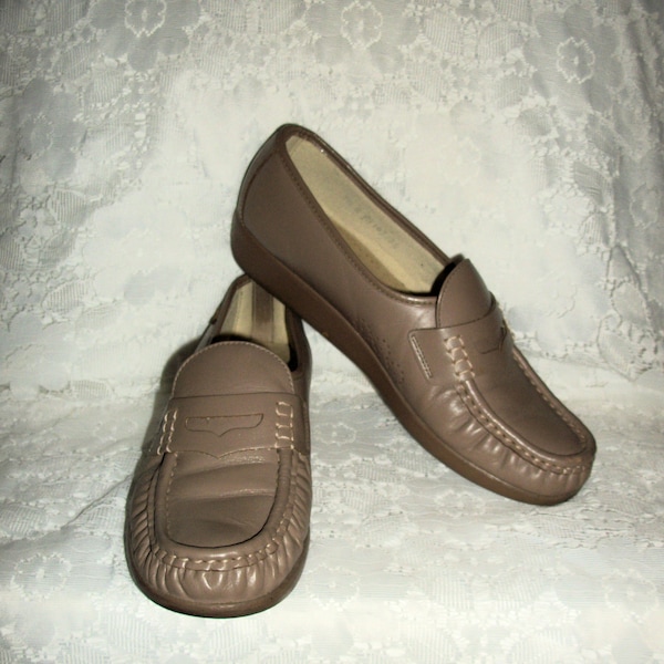 SAlE 50% OFF Vintage Ladies Beige Tan Leather Loafers Slip Ons Wedges by SAS Size 9 1/2 NARRoW was 10 on SAle for 4.99 USD